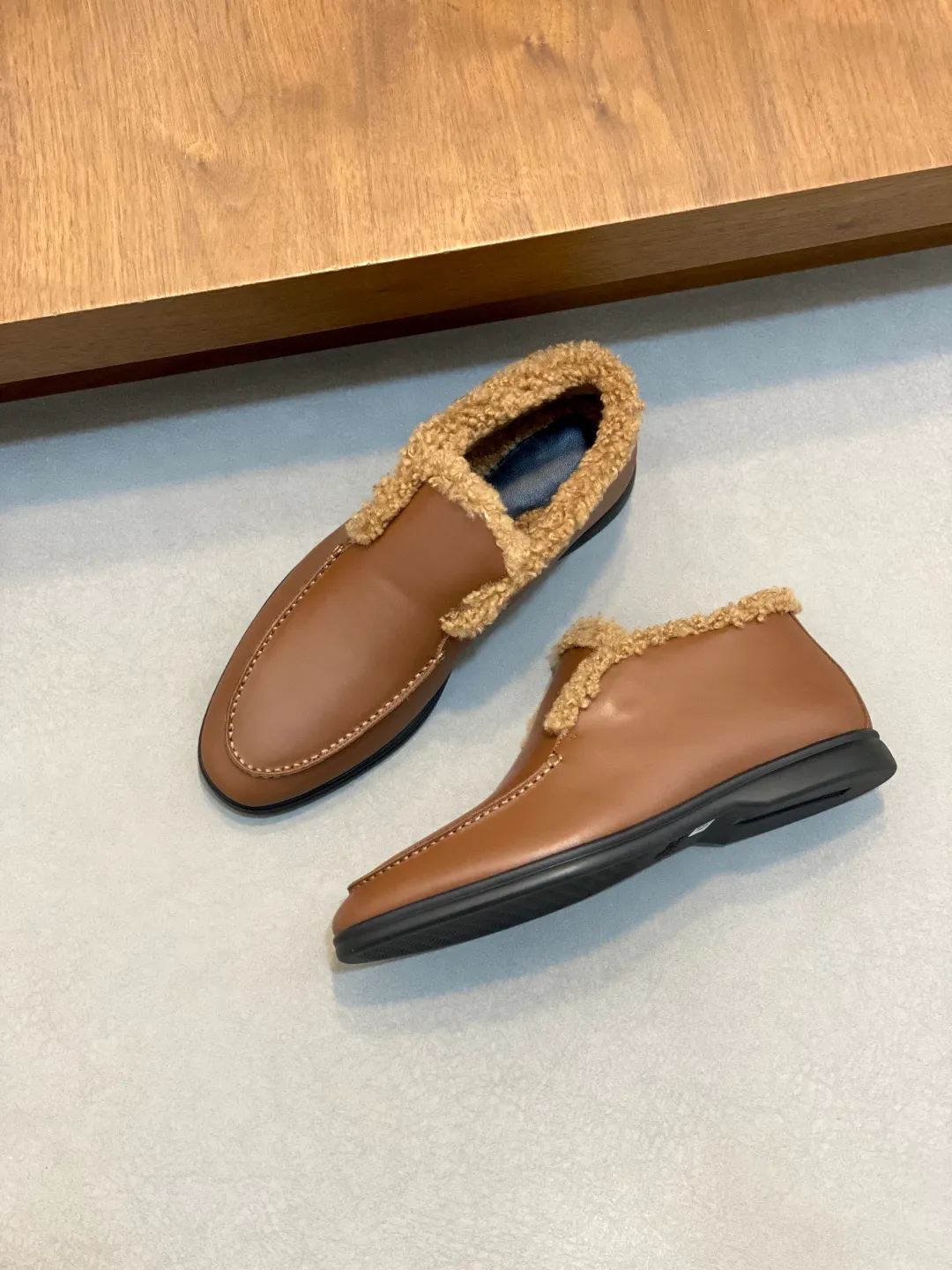 Men's Men's Shoes💰860 LoroPiana/nuoyoupiana men's new autumn and winter wool shoes, Dongguan-made raw materials are in great demand! This casual shoe is made of imported calfskin, with a full wool lining and insole for an extraordinarily comfortable and warm wearing experience. The ultra-light two-color rubber sole creates a charming modern aesthetic. There is an LP logo on the bottom. The style is simple and fashionable, and the upper foot is comfortable, warm and breathable! Comes complete with original box packaging! Size: 39-40-41-42-43-44 standard leather shoe size (45/46 can be customized but does not support returns)